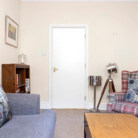 Appartamento Joivy Modern Flat On Rose Street Edimburgo Esterno foto