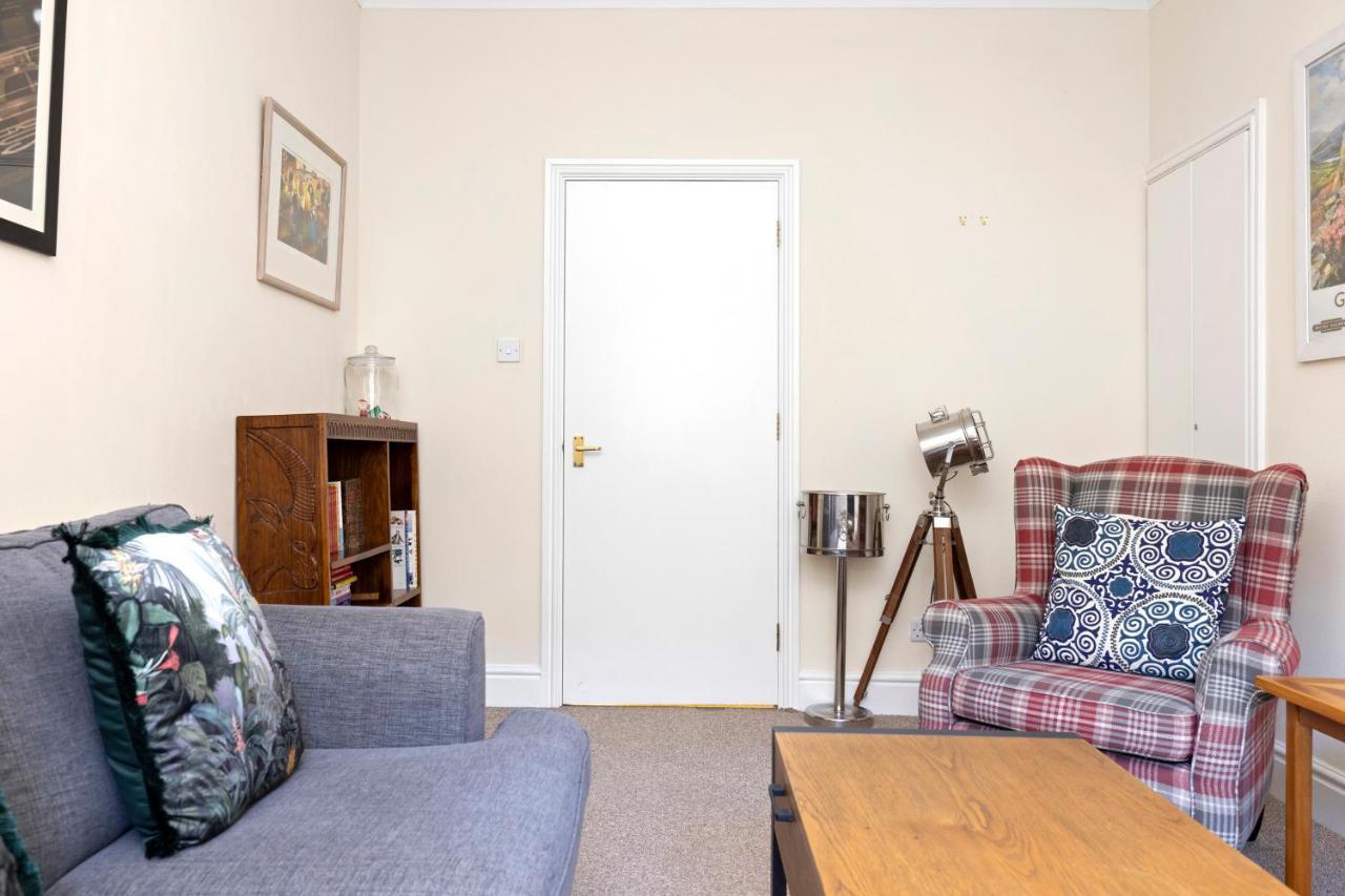 Appartamento Joivy Modern Flat On Rose Street Edimburgo Esterno foto
