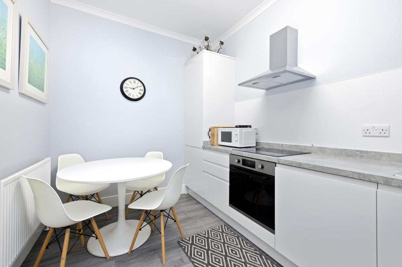 Appartamento Joivy Modern Flat On Rose Street Edimburgo Esterno foto