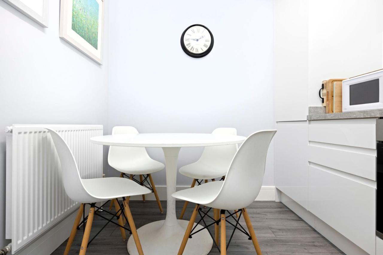Appartamento Joivy Modern Flat On Rose Street Edimburgo Esterno foto