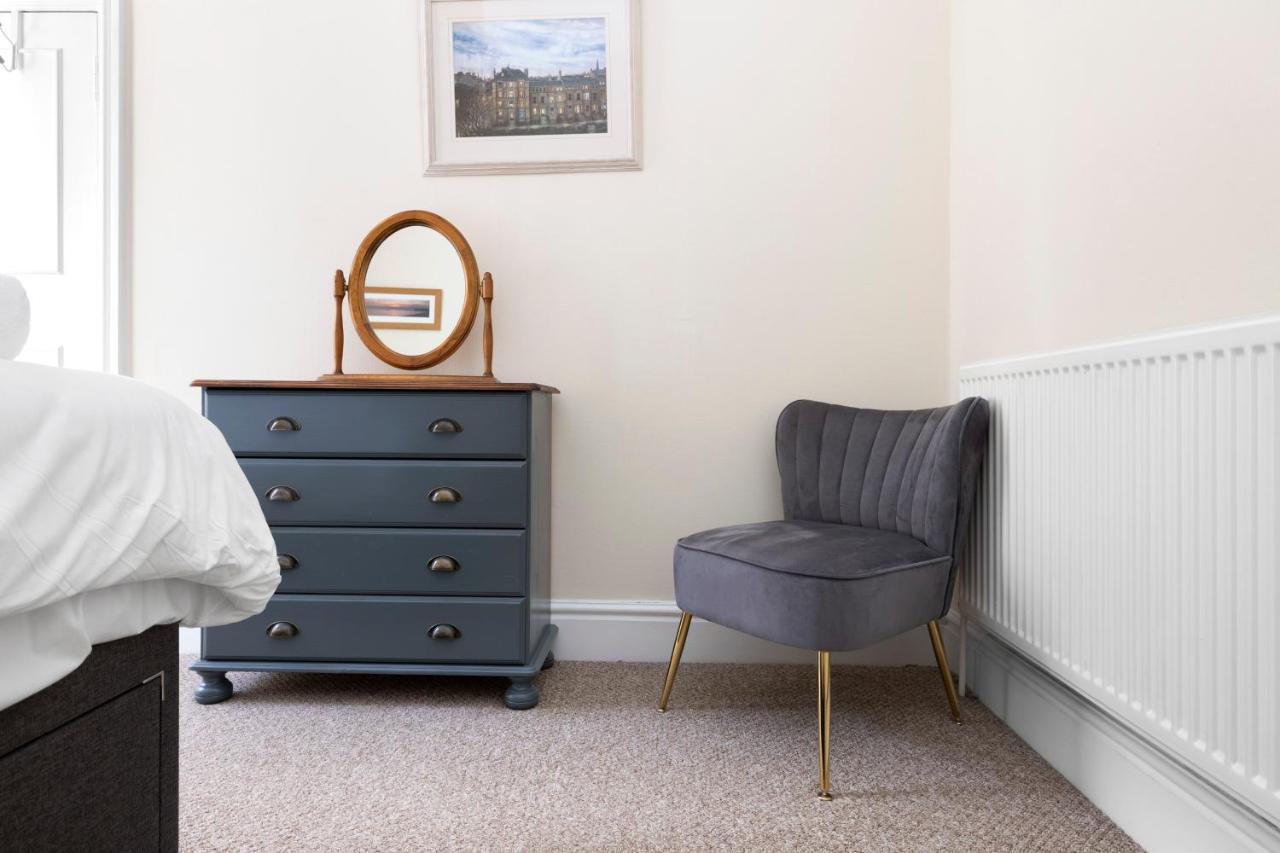 Appartamento Joivy Modern Flat On Rose Street Edimburgo Esterno foto