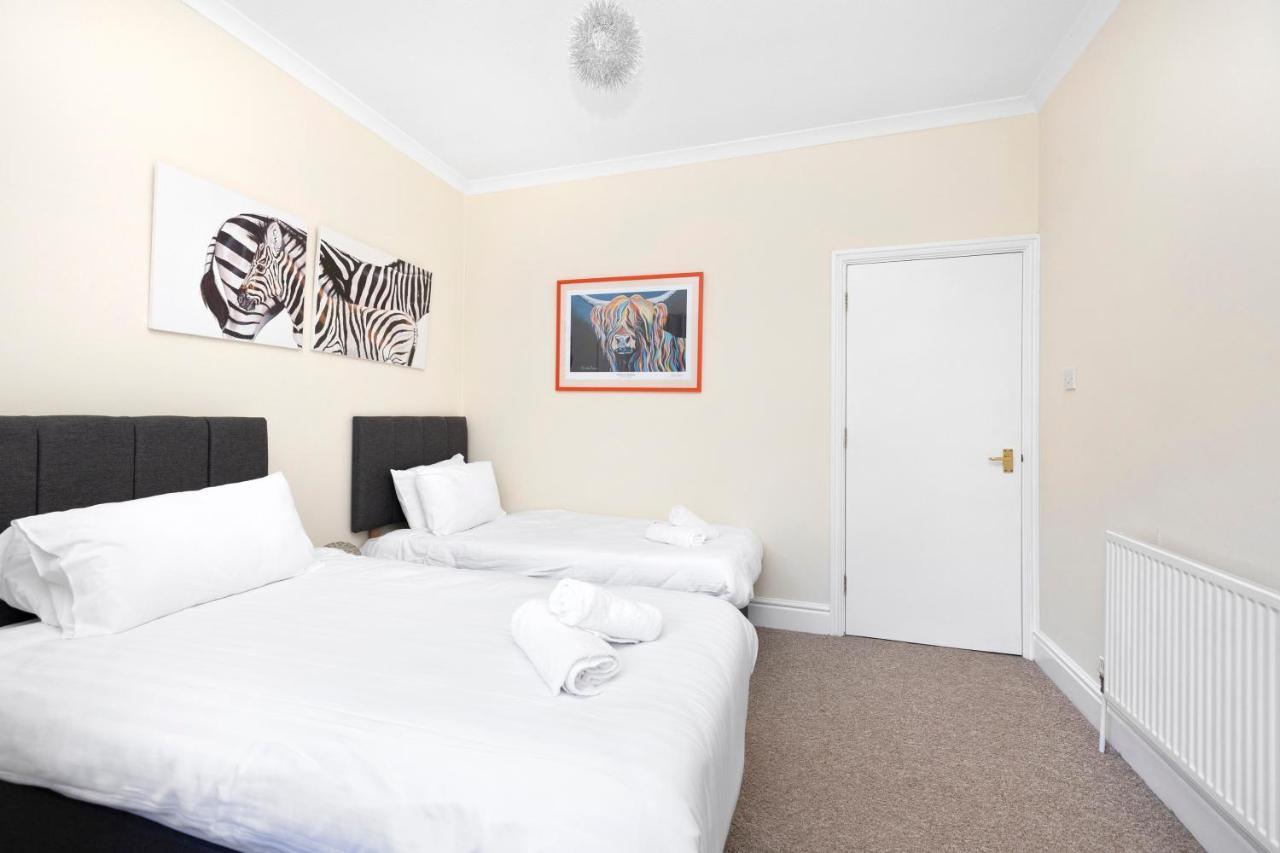 Appartamento Joivy Modern Flat On Rose Street Edimburgo Esterno foto