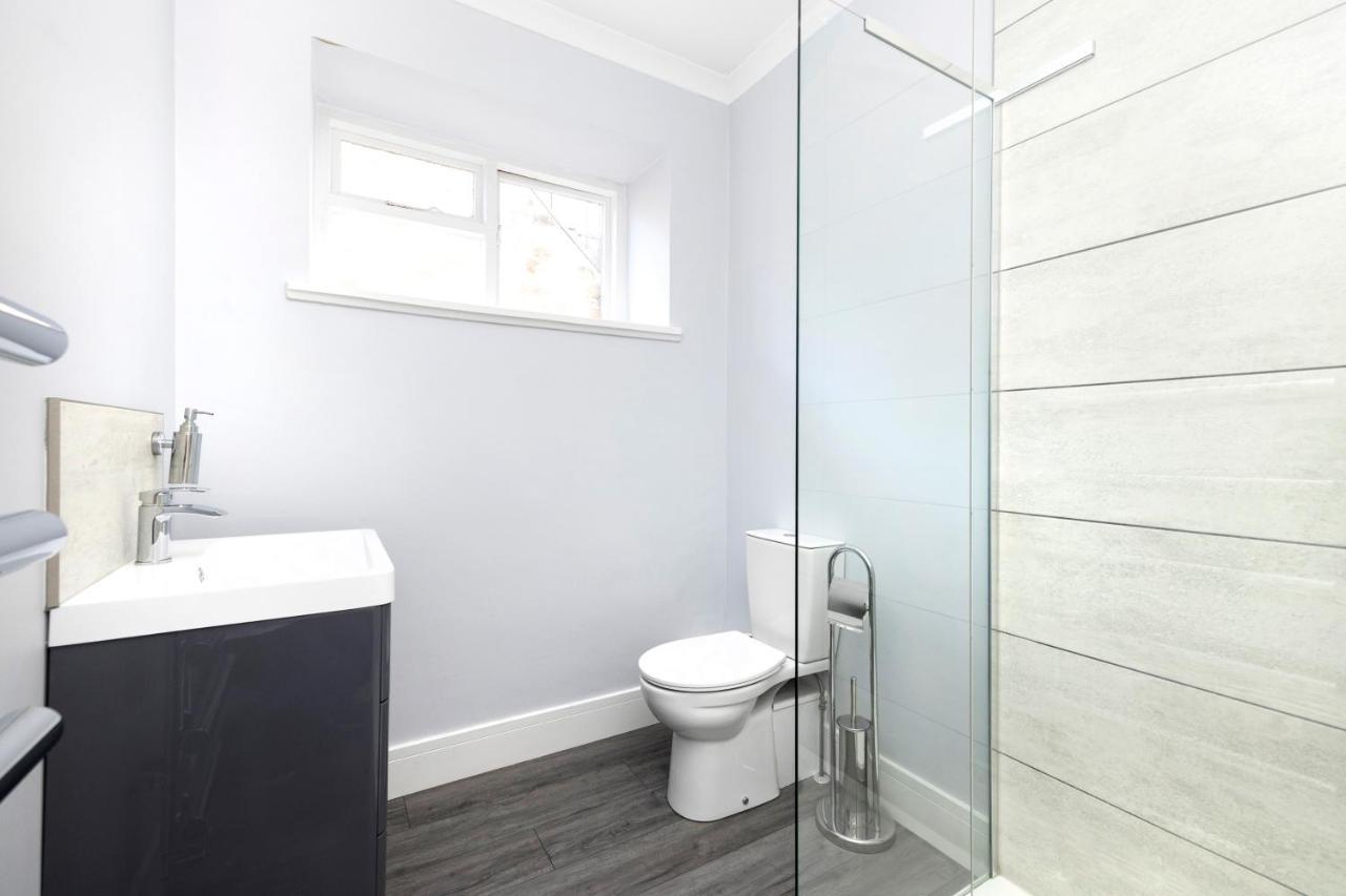 Appartamento Joivy Modern Flat On Rose Street Edimburgo Esterno foto
