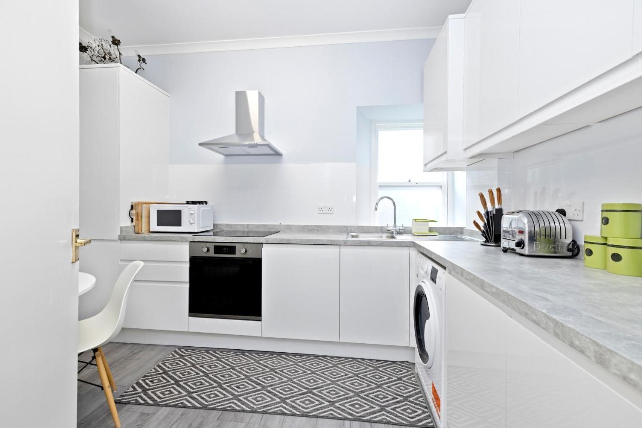 Appartamento Joivy Modern Flat On Rose Street Edimburgo Esterno foto